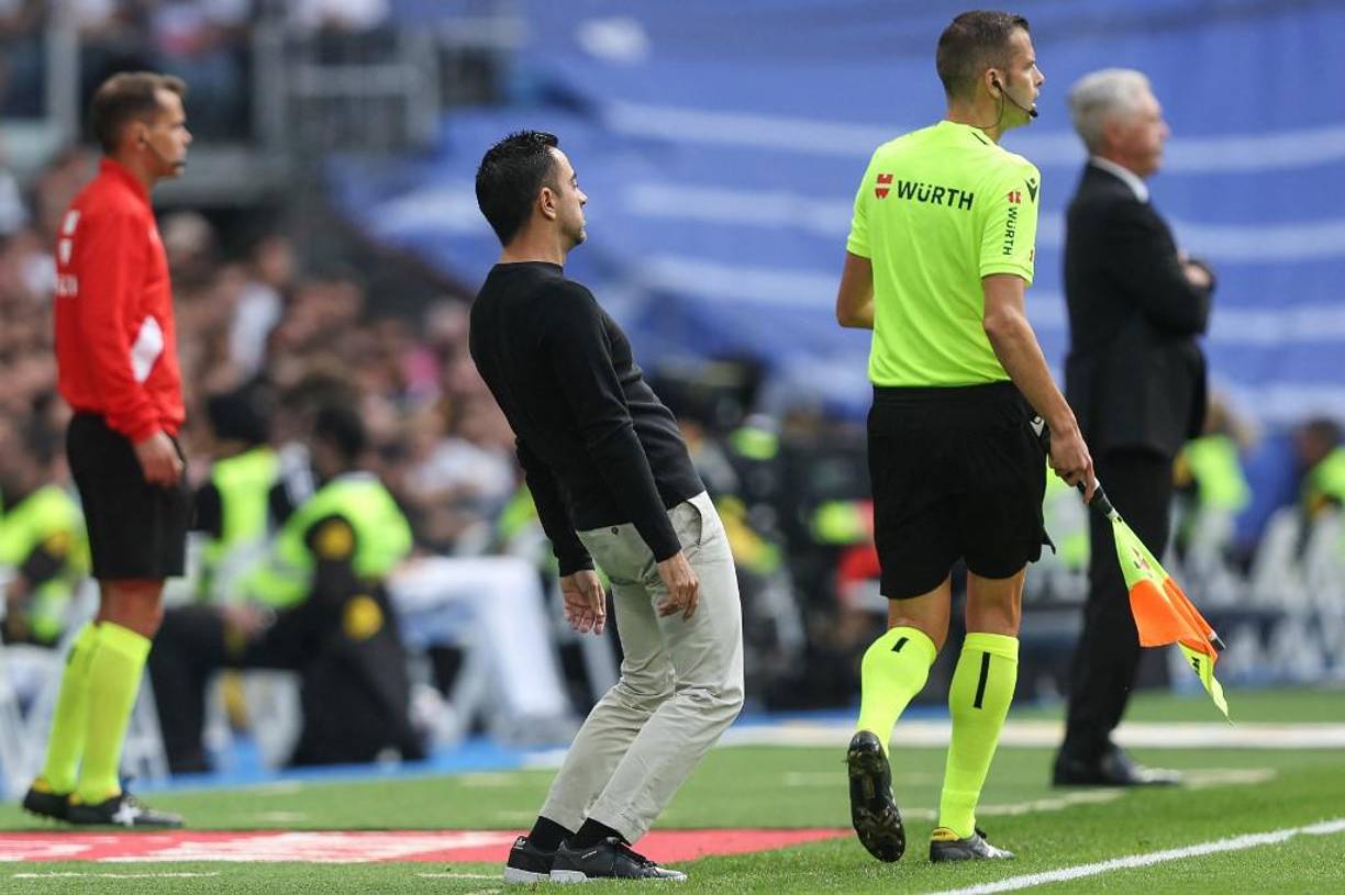 Xavi Hernández, DT del Barcelona, no podía creer lo que estaba viendo en el terreno de las acciones.