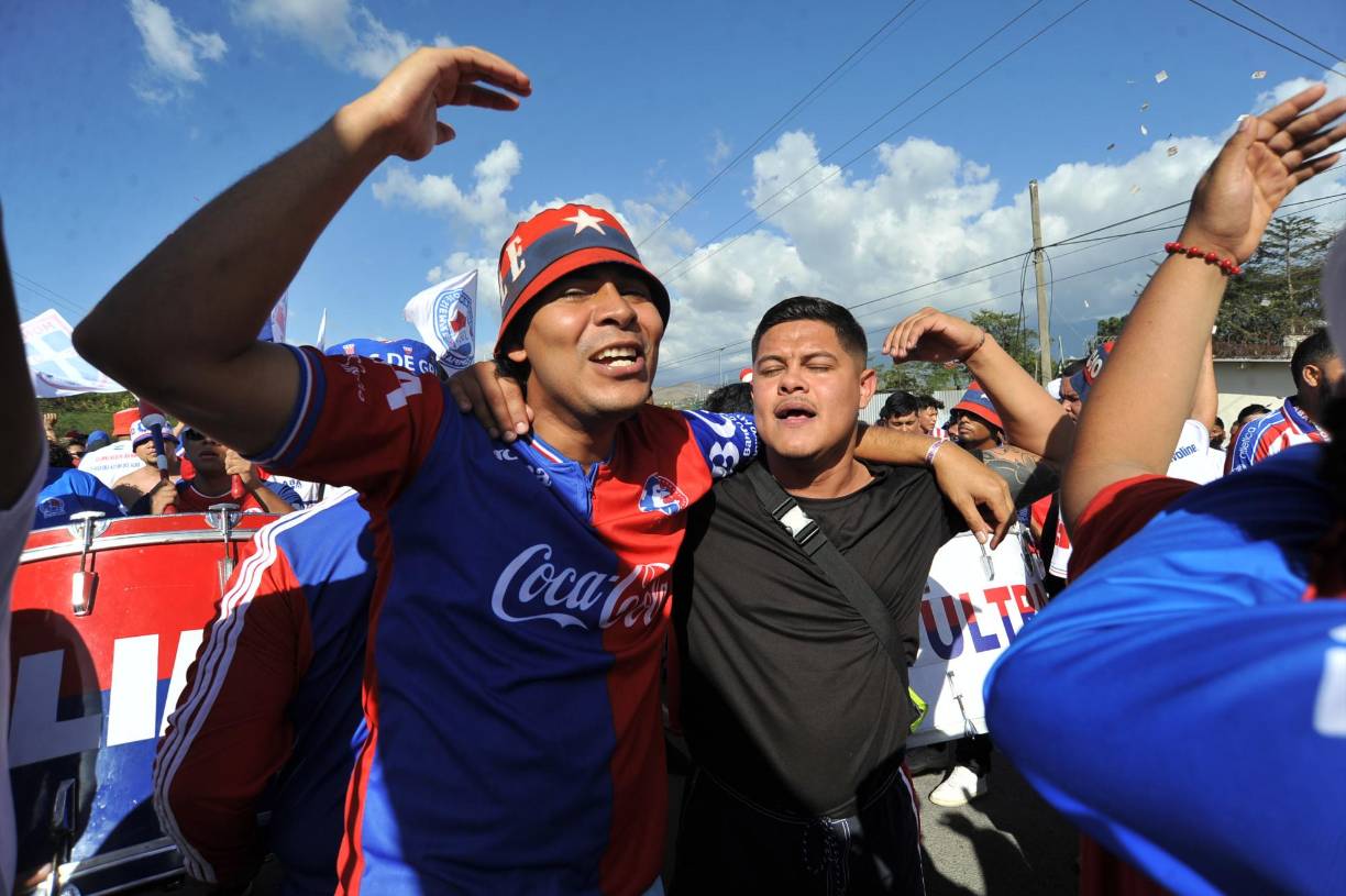 ¡Con fervor! Así llegaron los fanáticos de los Albos previo al clásico entre Olimpia y Marathón en el Estadio Carlos Miranda de Comayagua. 