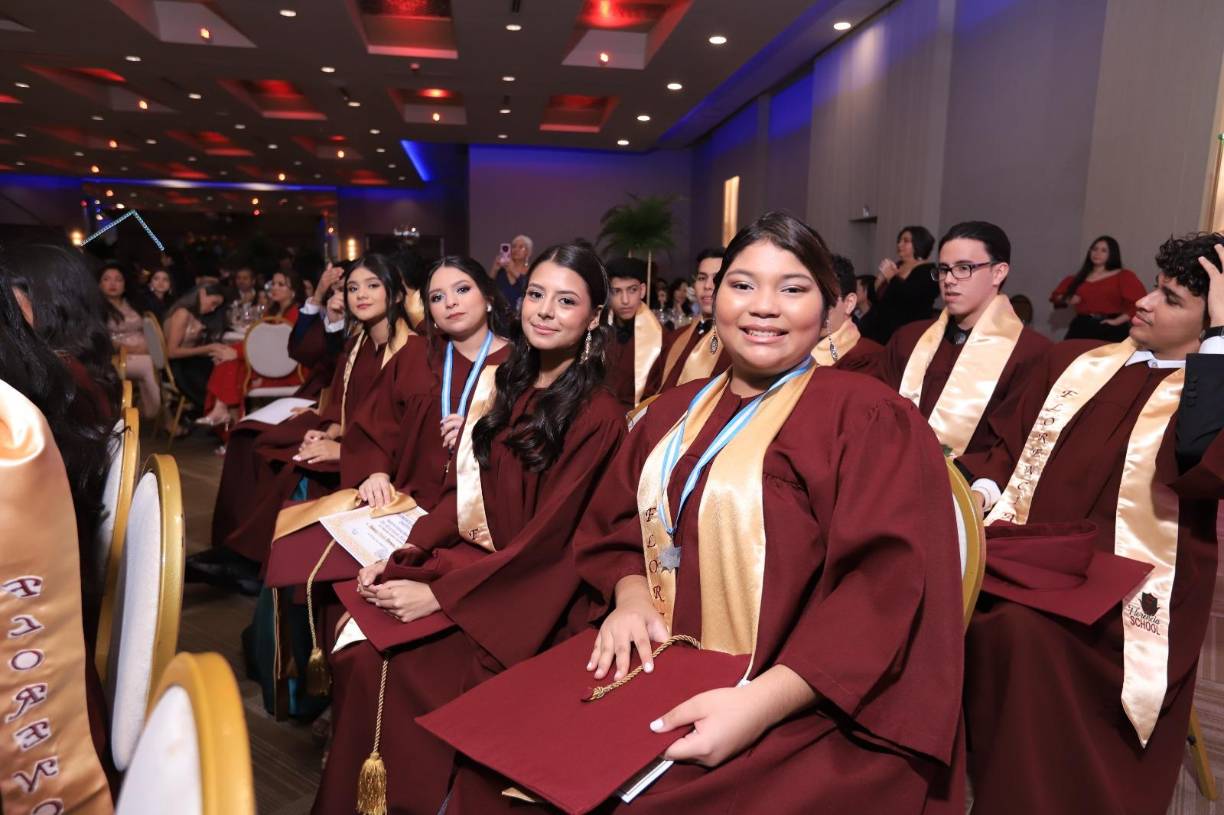 Con sonrisas radiantes esperaron el llamado los futuros universitarios, quienes recibieron sus certificados y medallas, así como su mención por ser parte de la promoción 2024. 