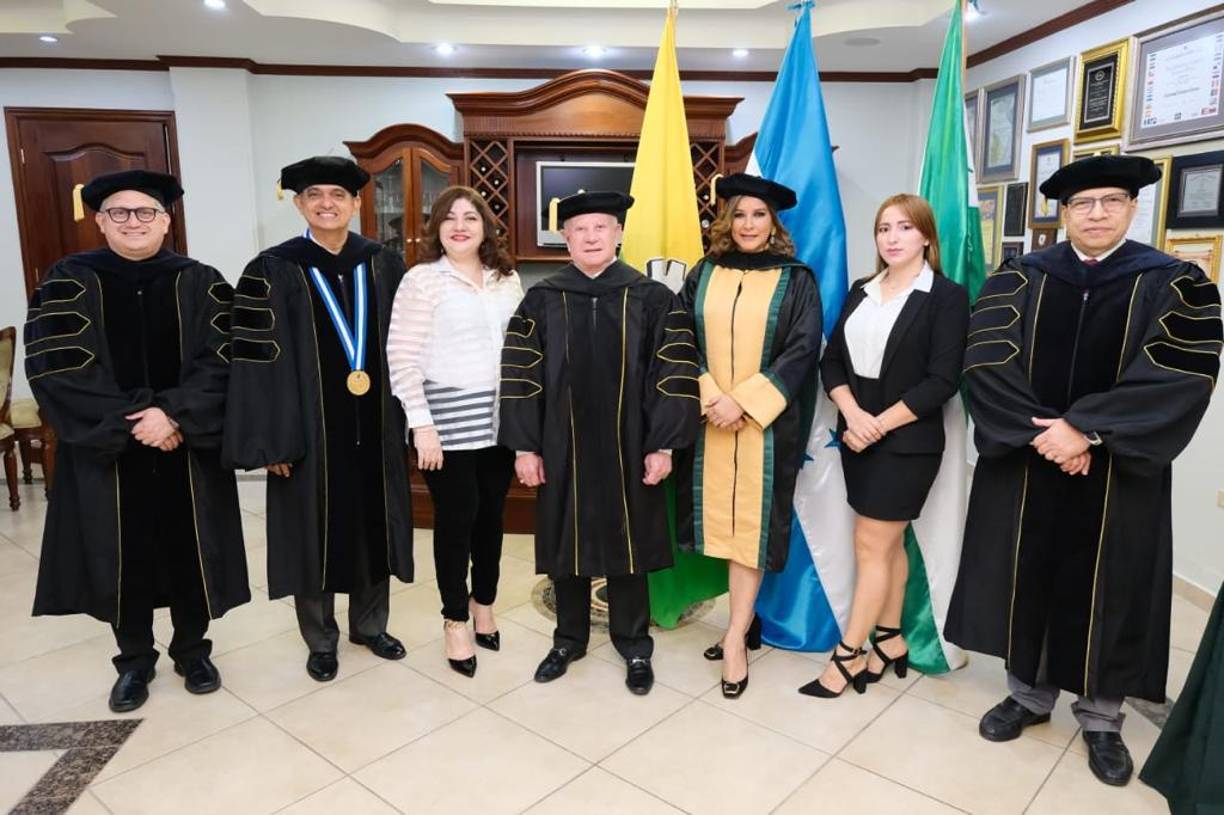 Solemnes actos de graduación de la UTH