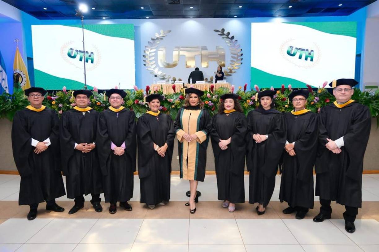 Solemnes actos de graduación de la UTH
