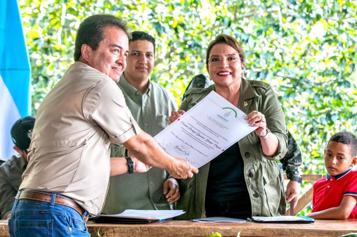 Castro entregó los títulos de propiedad de 9.064 hectáreas en la zona cultural de la Reserva del Hombre y Biosfera del Río Plátano, que reconoce los derechos de posesión de los pueblos indígenas y afrohondureños beneficiando a 27 comunidades y a más de 23.000 habitantes.