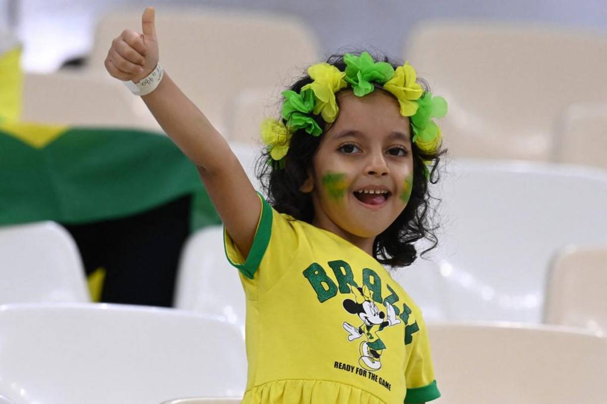 Los niños también formaron parte del espectáculo de Brasil-Camerún.