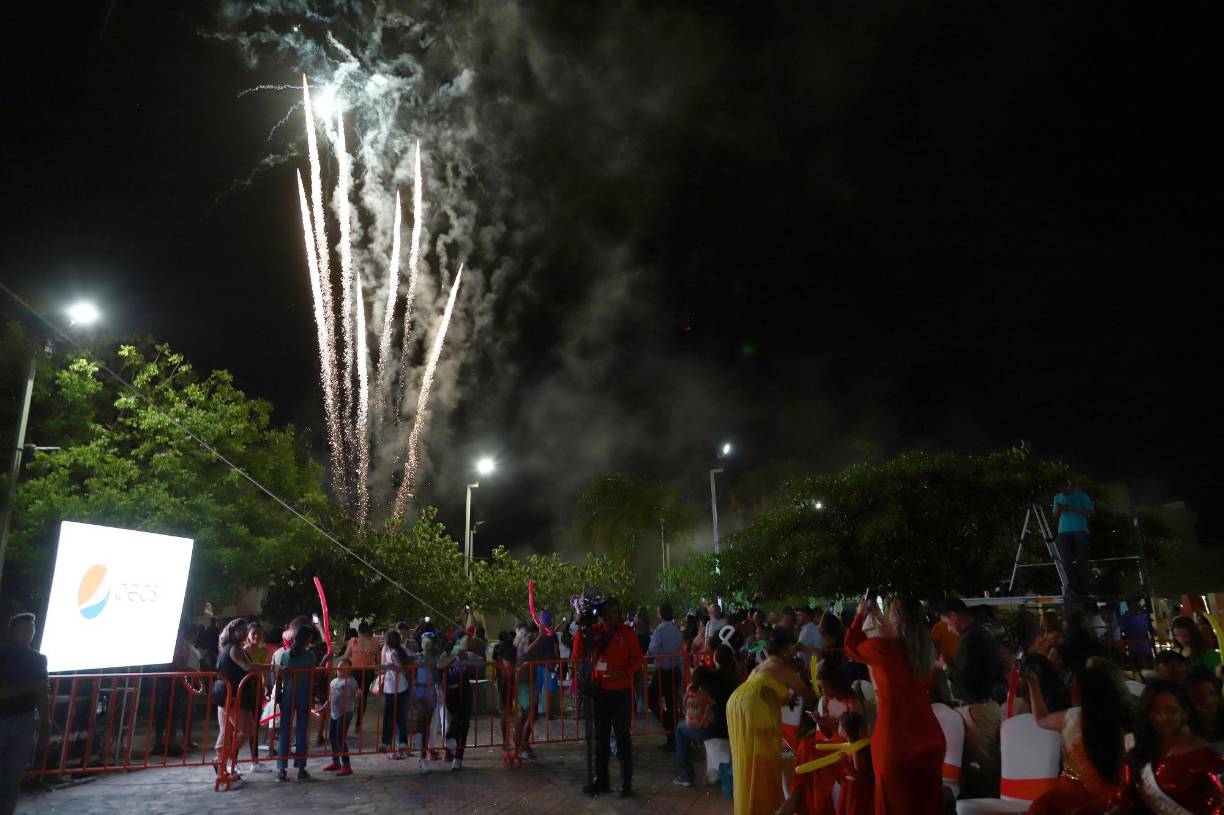 Luego de la coronación arrancaron los carnavalitos iniciando con los barrios La Merced, El Bufalo y la Melgar 2.