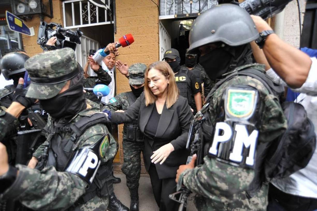 La exfuncionaria fue trasladada de la Unidad Receptora de Detenidos (UNRED-PMOP), conocida como Core-7, ubicada en el barrio Los Dolores, hasta los juzgados de Criminalidad Organizada y Corrupción.