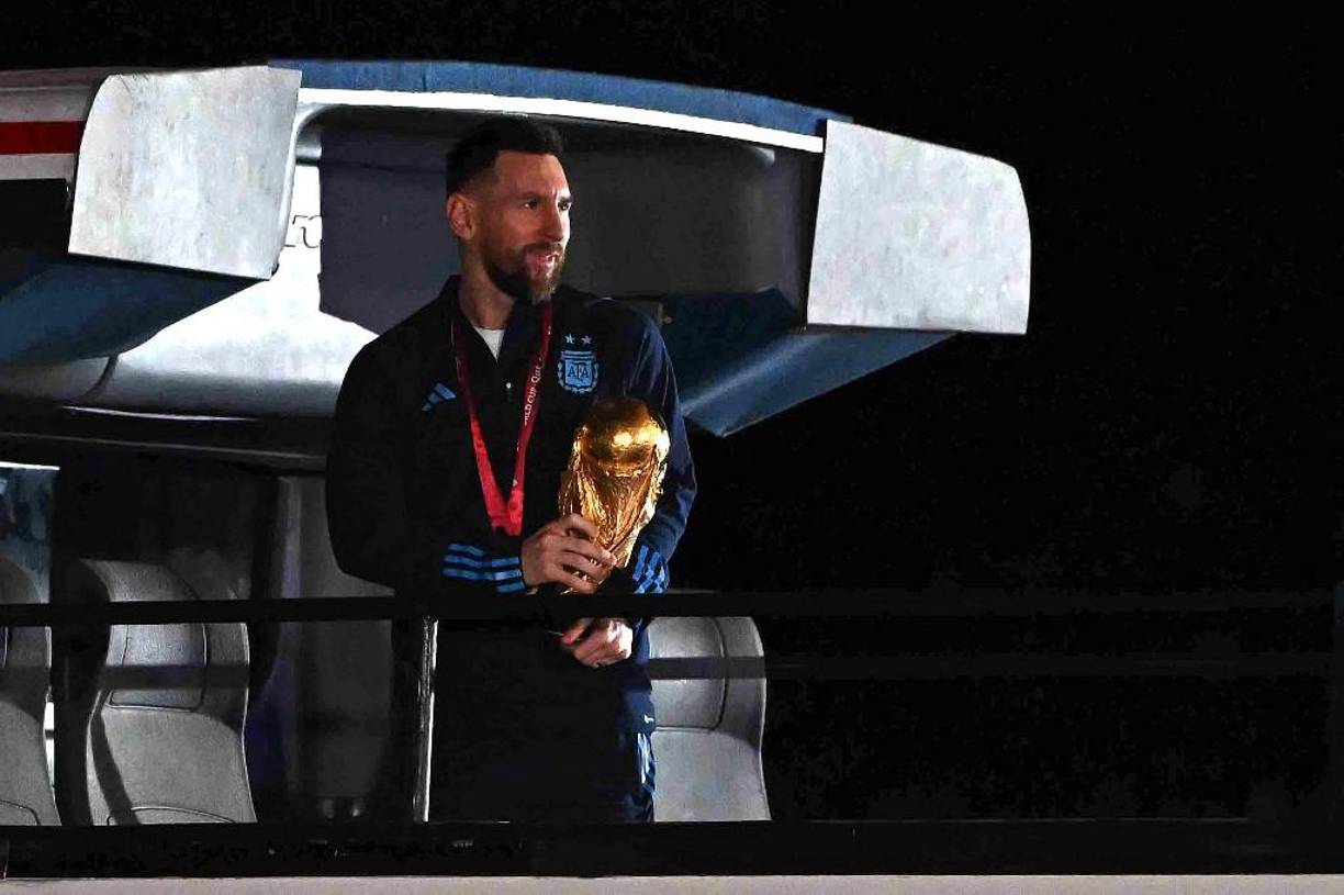 Lionel Messi fue el encargado de andar la Copa de Mundo.