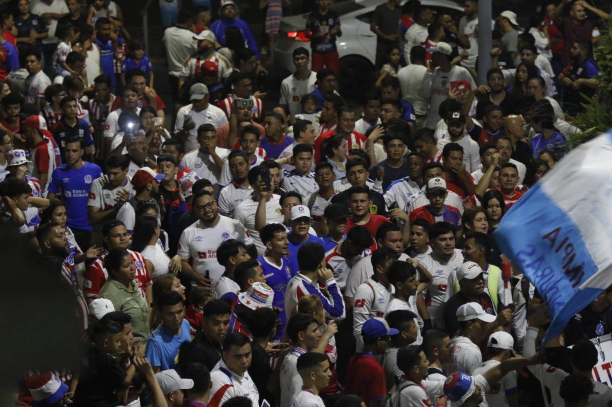 Banderas y una gran pancarta lucieron los hinchas del albo antes de la esperada final en la cueva del ‘Monstruo’.