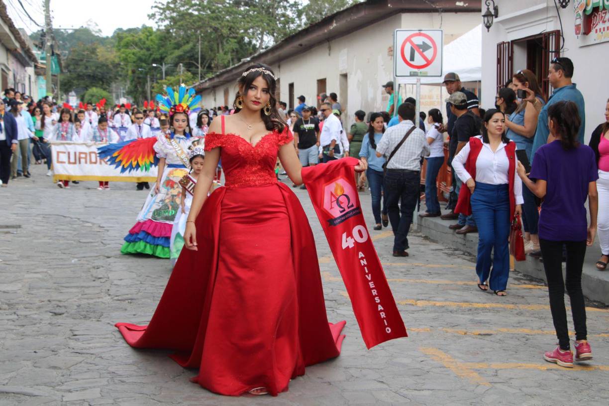 Esta hermosa joven engalanó el recorrido de su institución por las calles de Santa Rosa de Copán.