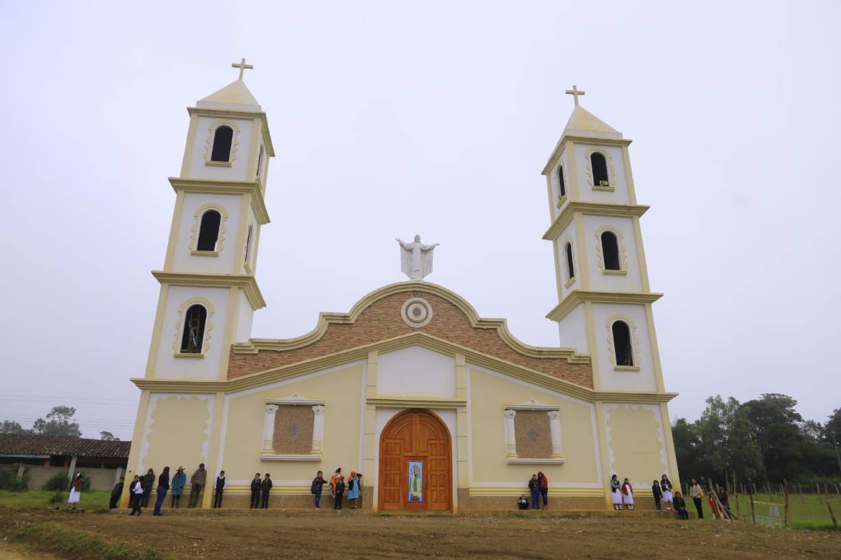 Pese a que la aplicación del clima indicaba una temperatura de 10 grados y sensación térmica de 6 grados, un grupo de feligreses acudió temprano a la iglesia del pueblo. 
