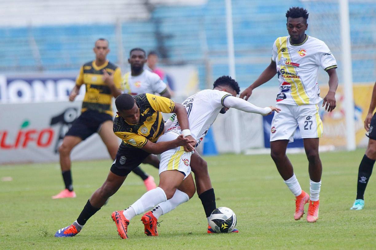 El juego fue de bastantes amarillas para los locales. El marcador no se movió durante más de 60 minutos, en los que Real España dominó el juego.