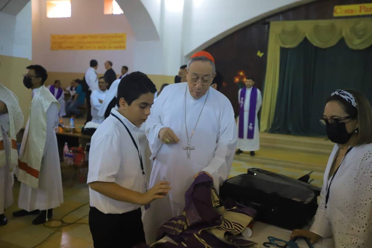 El encargado de medios de la arquidiócesis, padre Luis Estévez, explicó que el cierre de calles dio inicio desde las 6:00 am hasta la 1:00 pm.