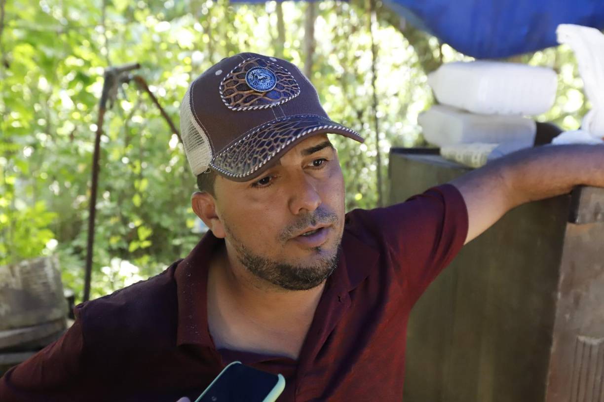 Edwin Reyes es considerado el precursor entre este grupo de carpinteros, él comenzó esta técnica hace ocho años junto a un amigo, quien fue en realidad quien despertó en el emprendedor la idea de fabricar muebles artesanales.