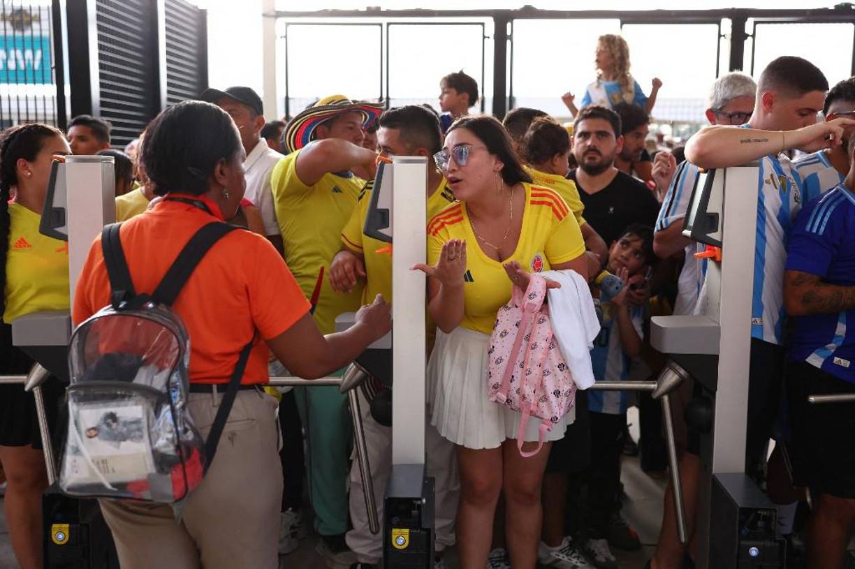 Miles de aficionados se quedaron en las afueras del estadio.