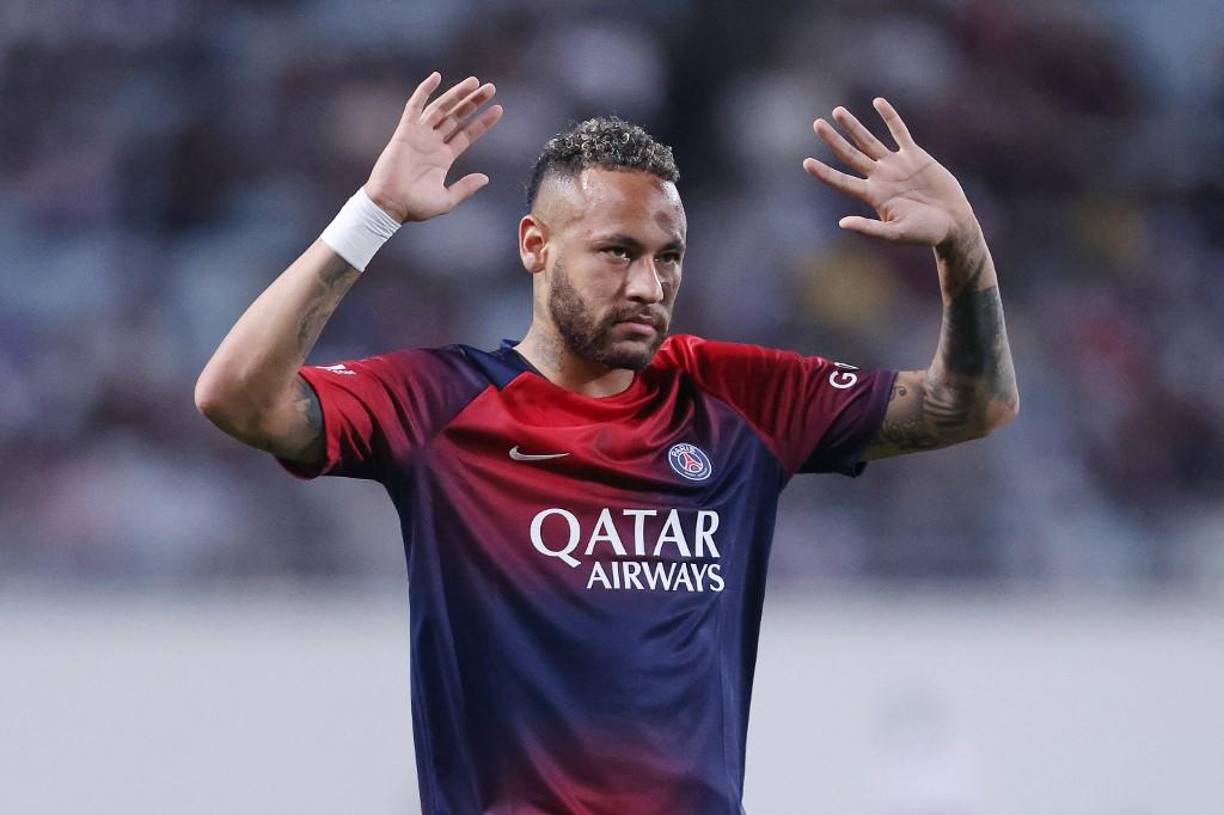La situación de <b>Neymar</b> cambió el año pasado, con el poder cada vez mayor de Mbappé en el seno del club y la designación de Luis Campos como consejero deportivo. Desde entonces, el PSG le abrió la puerta de salida, que hasta ahora no se había concretado debido al salario desorbitante del brasileño, valorado en 30 millones de euros brutos al año.
