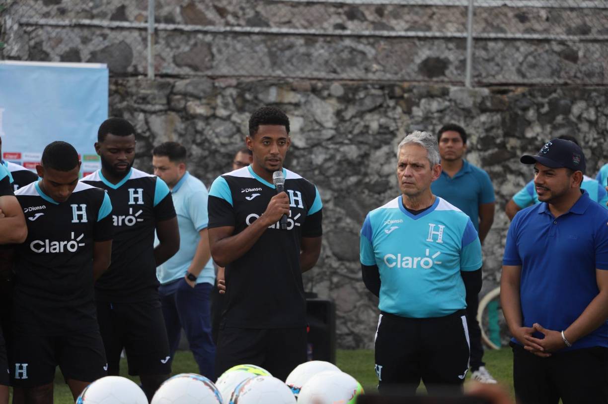 Reinaldo Rueda y ‘Choco‘ Lozano tuvieron palabras de agradecimiento a los chicos, a los padres de familia y al alcalde de Xochitepec.