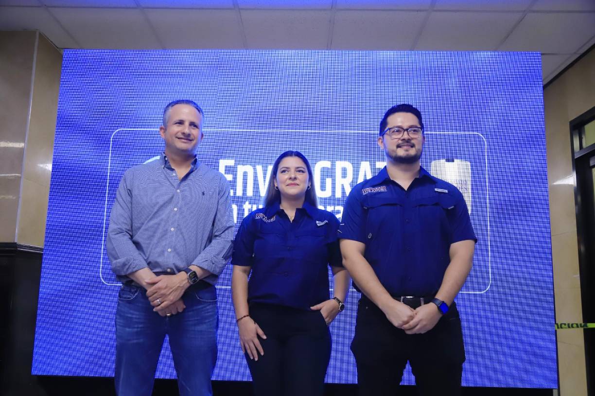 Ejecutivos de Comisariato Los Andes: Elías Burbara (Gerente general), Tatiana Rivera (Gerente de E-commerce) y Johnny Leiva (Gerente de mercadeo) presentaron la mañana del lunes, 14 de octubre, la novedosa app y sitio web que facilitará las compras de todos los clientes a partir de este día. 