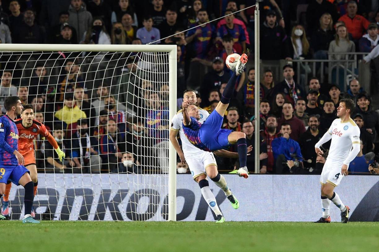 La espectacular chilena de Luuk de Jong que se fue apenas desviado del arco del Napoli.