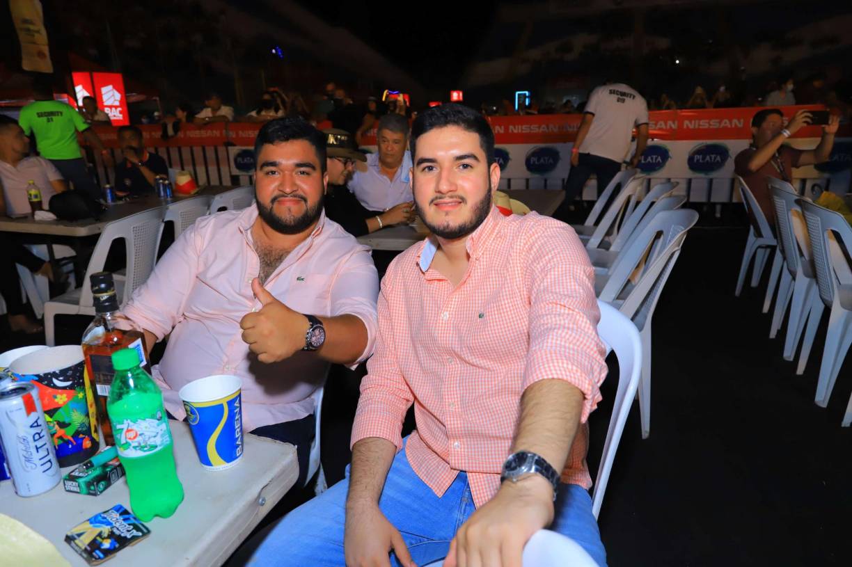 Luego de sus palabras de bienvenida y agradecimientos a sus fans más leales, Otro momento de júbilo fue cuando cantó “Y ahora te vas”, un clásico de Los Bukis.