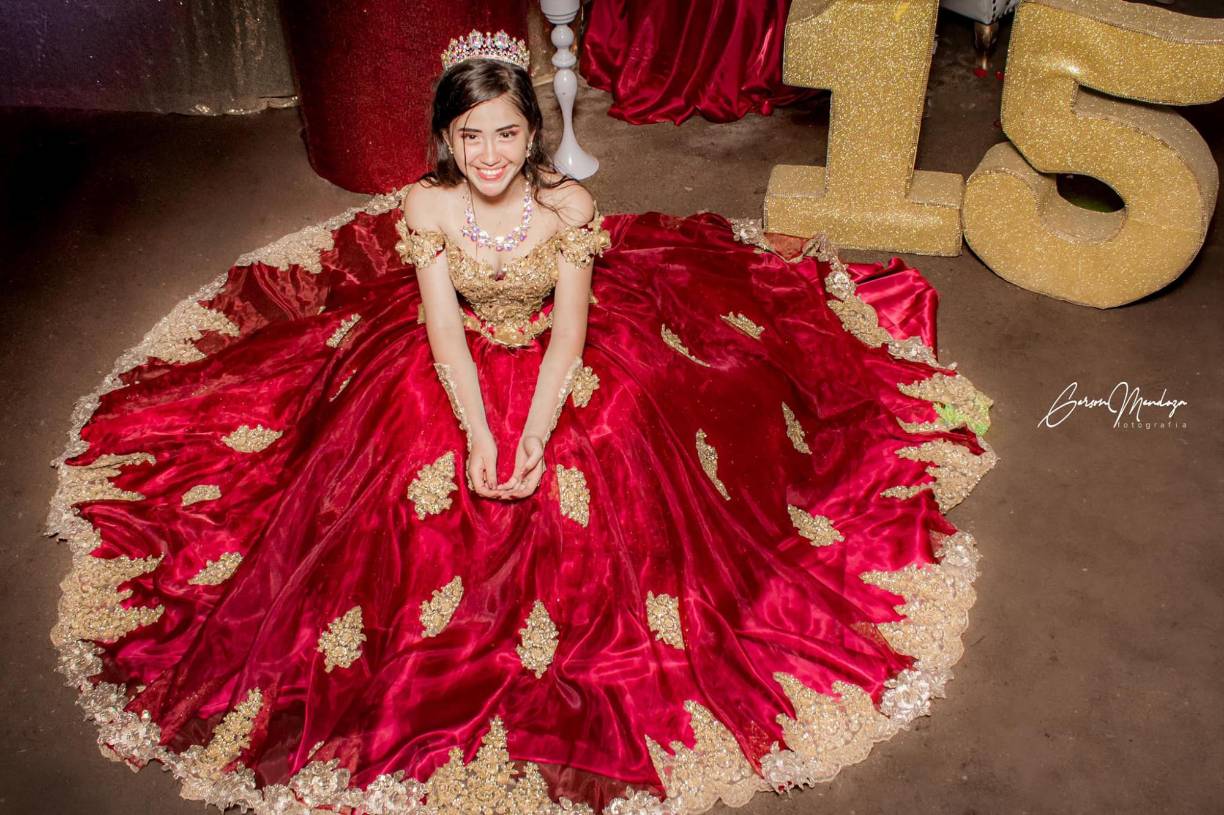 En un vídeo que circula en las redes sociales se ve al padre llegando a la fiesta de 15 años y recibido con aplausos.