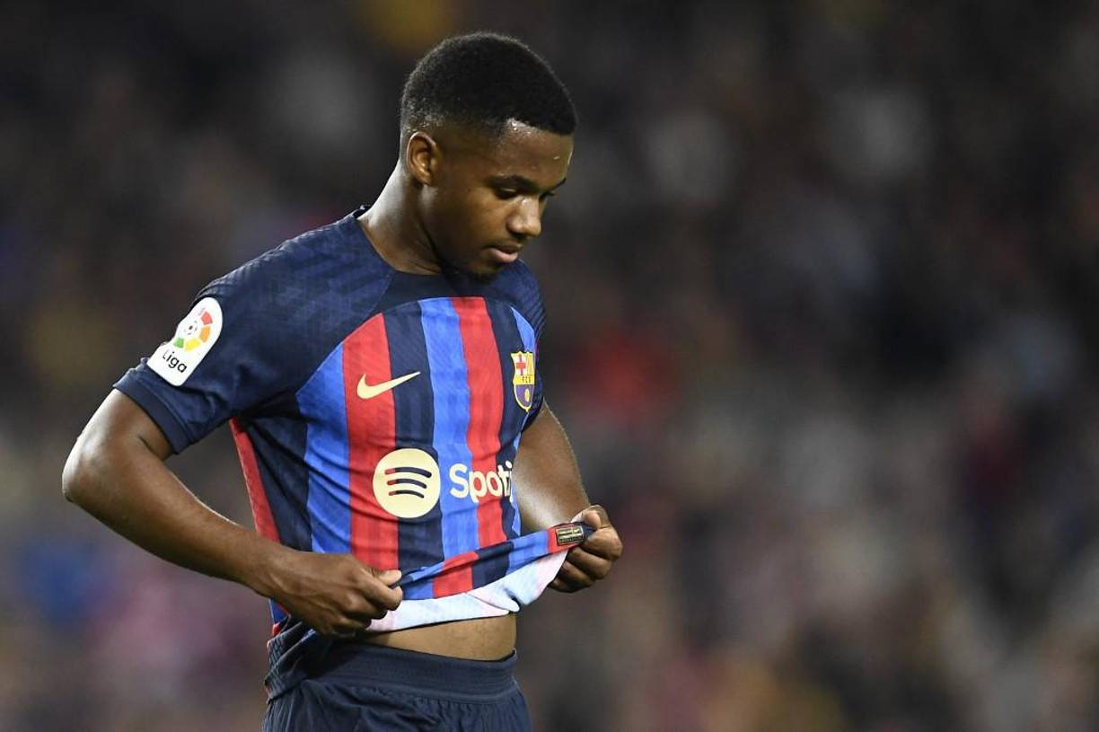 Necesitado de muchos ingresos para poder afrontar el mercado estival de fichajes, el FC Barcelona no descarta hacer ventas dolorosas. Según medios españoles, el cuadro culé analiza vender a Ansu Fati.