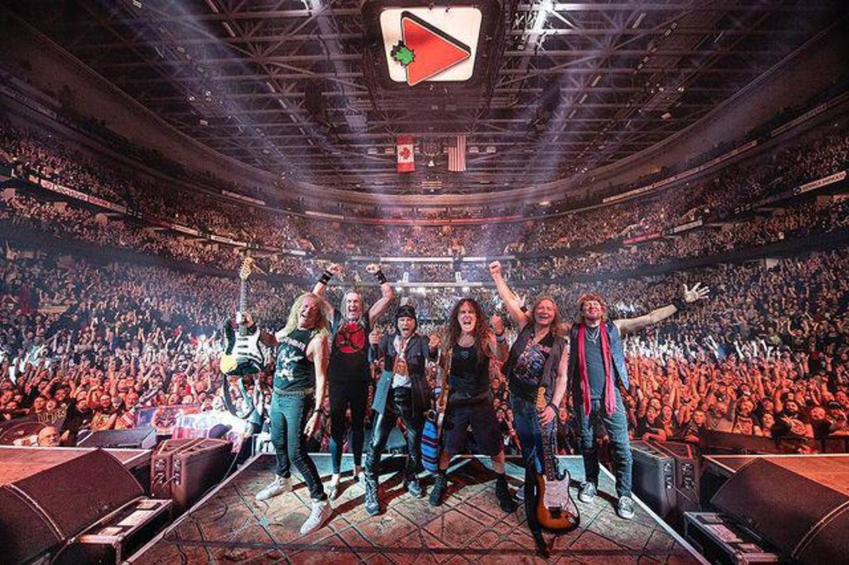 <b>IRON MAIDEN</b>Es una banda británica de heavy metal fundada en 1975 por el bajista Steve Harris. Es considerada una de las bandas de metal más importantes de todos los tiempos. Ha vendido más de 100 millones de discos en todo el mundo, a pesar de haber contado con poco apoyo de la radio y la televisión comercial durante la mayor parte de su carrera. Sin embargo, la banda basó su éxito en llegar directamente a los aficionados, grabando discos de alta calidad y realizando destacadas actuaciones en vivo.