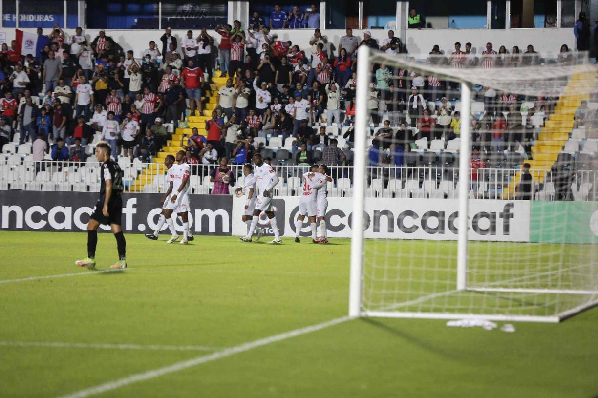 Los festejos de los jugadores del Olimpia al tanto de Chirinos. ¡Empezaba el festín en el Nacional!