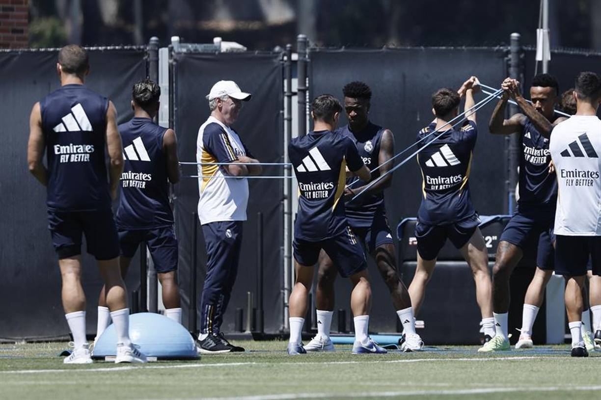 Ancelotti tampoco quiso pronunciarse por las posibilidades del Madrid de incorporar esta campaña al astro francés Kylian Mbappé, inmerso en un conflicto contractual con el Paris Saint-Germain. Mbappé “es un jugador que no está en el Madrid”, remarcó el técnico. “Hablar de jugadores que no están aquí, no me parece correcto”. 