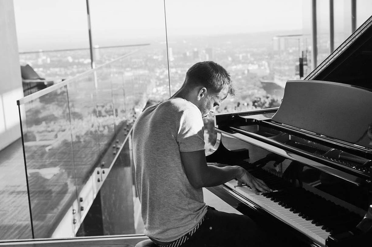 Avicii, cuyo nombre real era Tim Bergling, fue un destacado DJ y productor sueco cuya prematura muerte el 20 de abril de 2018 a los 28 años dejó un vacío en la industria musical. Con éxitos como ‘Wake Me Up’, ‘Levels’ y ‘Hey Brother’, redefinió la música electrónica. 