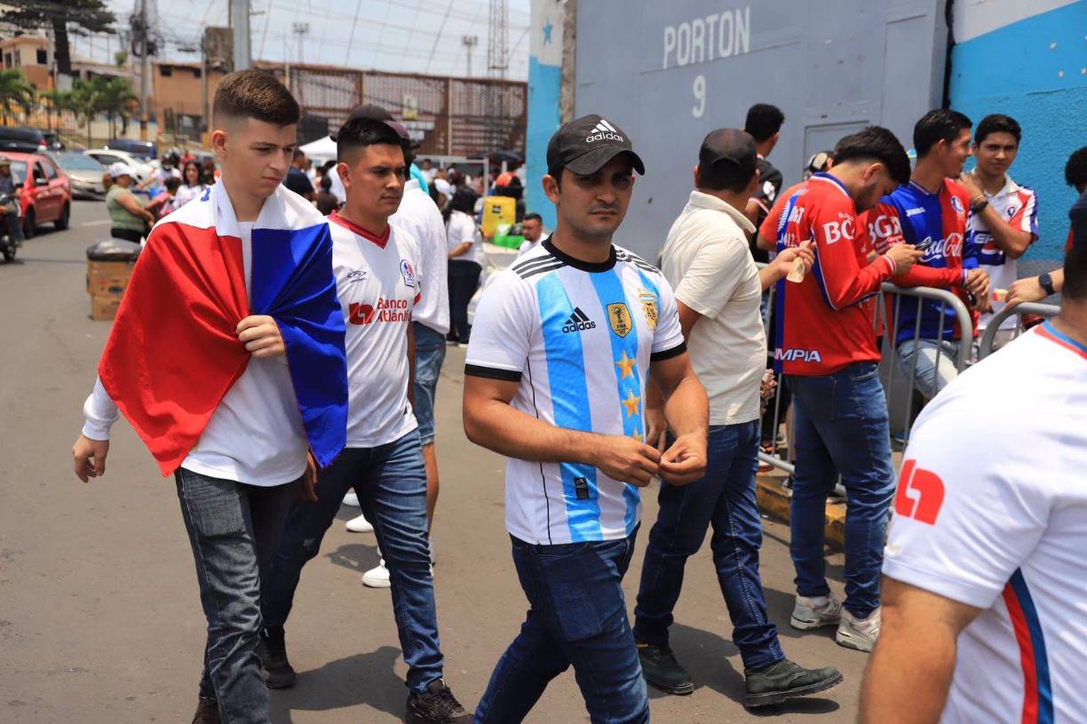 Aquí la llegada de algunos seguidores de Olimpia a las afueras del Nacional.