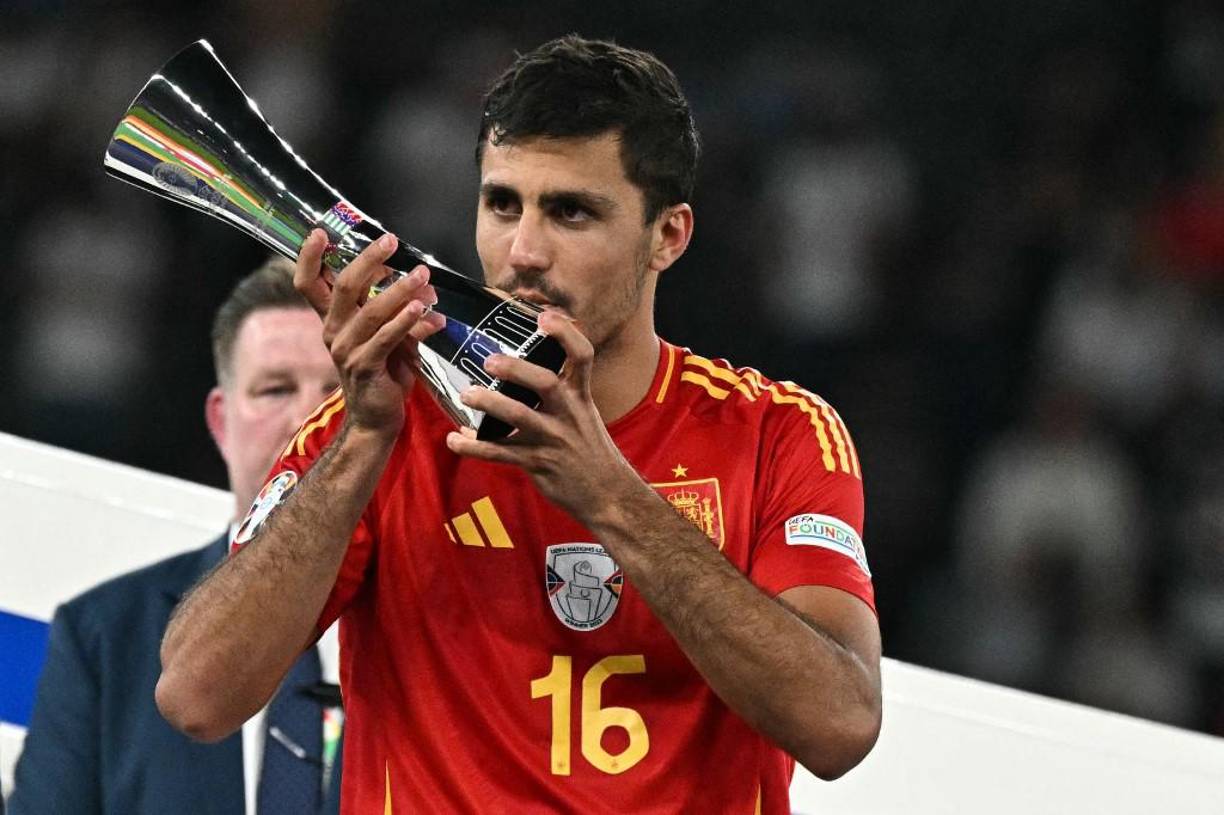 Rodri: Elegido mejor jugador de la Eurocopa 2024 siendo importante en la selección de España. Además, ganó la Premier League con Manchester City.
