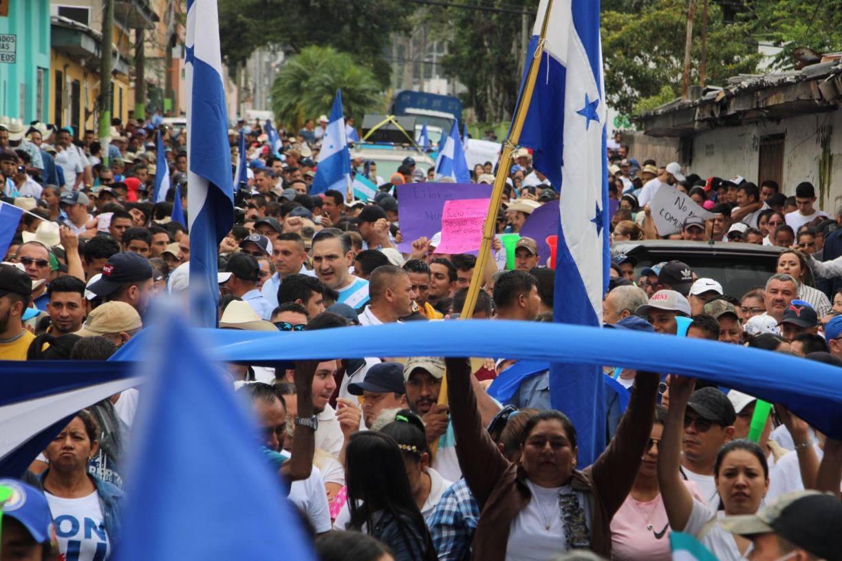 La caminata pacífica fue acuerpada por buena parte de la población de la cabecera departamental de Copán. 