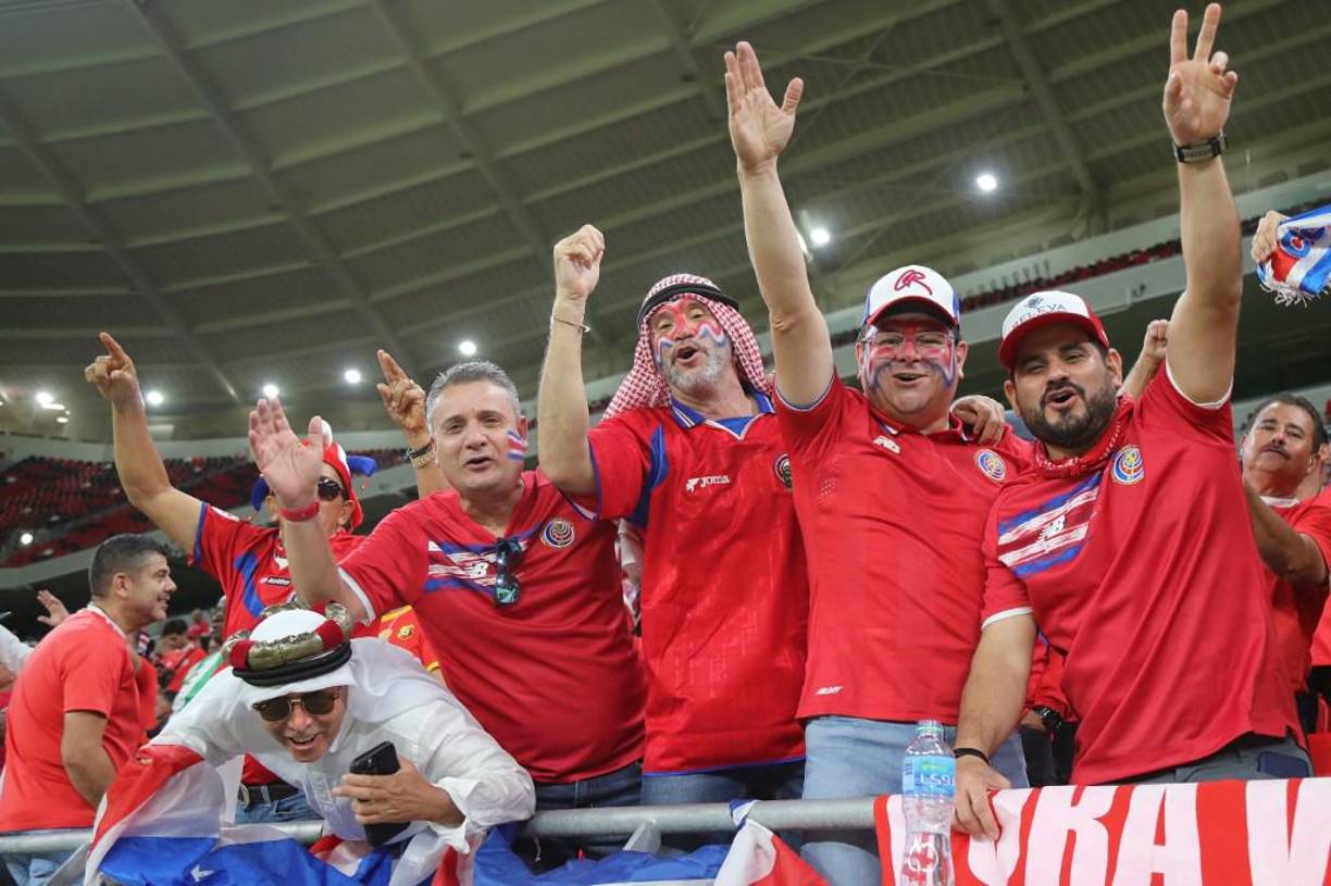 Bellas mujeres e invasión tica en Qatar: El espectacular ambiente del Costa Rica - Nueva Zelanda