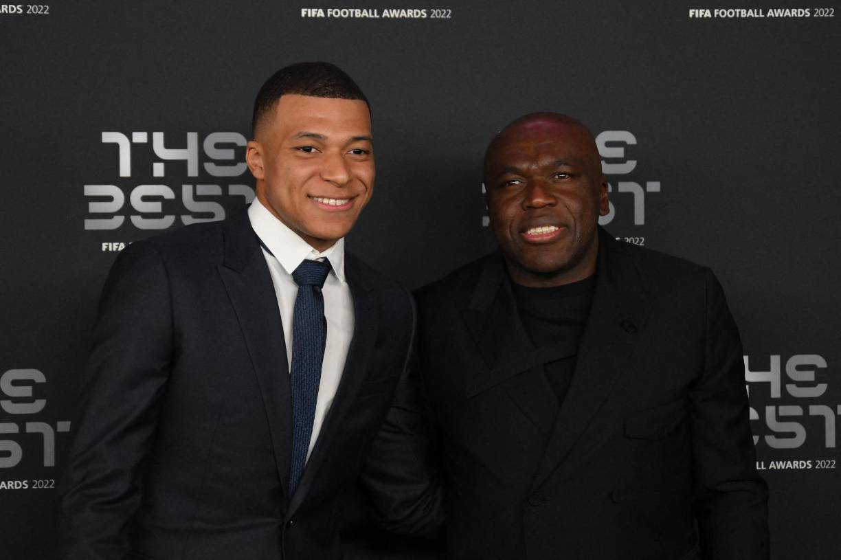 La joven estrella de Francia llegó acompañado de su papá.