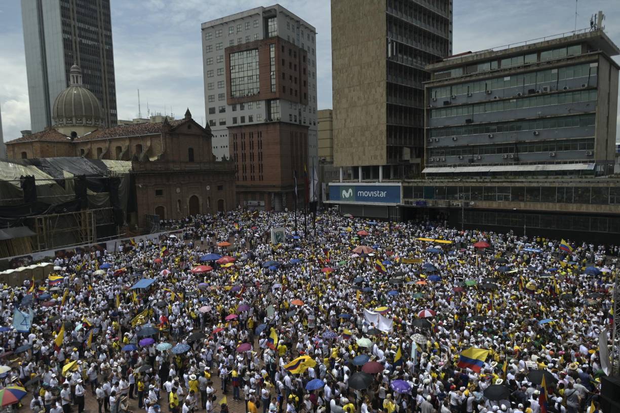 La movilización fue convocada por la Asociación Colombiana de Cirugía y luego se unieron la Asociación Colombiana de Sociedades Científicas (ACSC), que representa a 69 organizaciones de médicos especialistas, luego de que el Gobierno interviniera varias empresas prestadoras de salud (EPS) tras el fracaso en el Congreso de su reforma del sector, llamado que atrajo a gente de todas la condiciones.