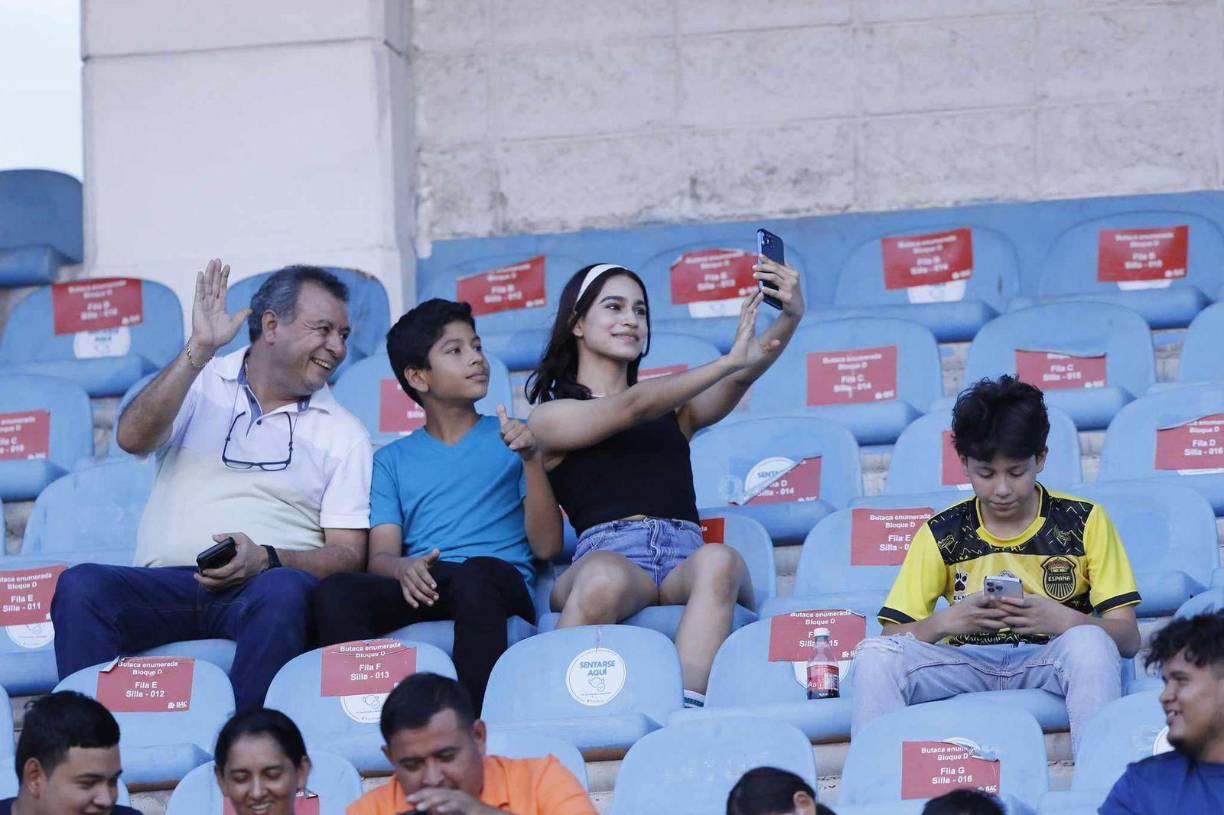 Sin embargo, los presentes se encargaron de disfrutar en compañía en las graderías del Olímpico.