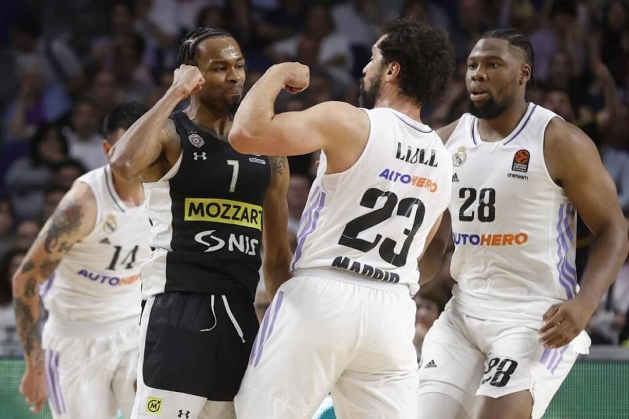 Sergio Llull también responde a Kevin Punter, se quedan cara a cara y empiezan a llegar más jugadores a la pelea.