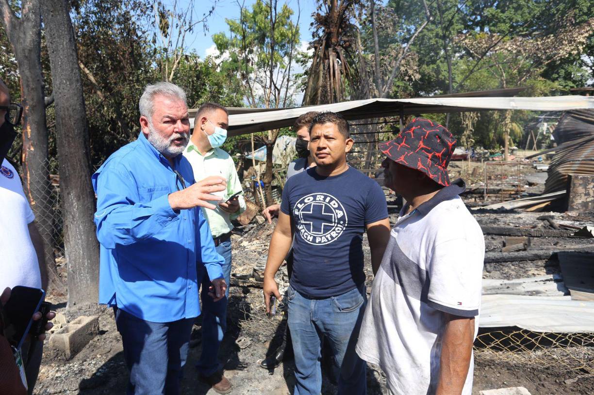 Tupac Amaru Padilla, gerente de Participación Ciudadana y Servicios Comunitarios, designó un grupo de promotores para trabajar en el área, quienes apoyaron desde las 4:30 de la tarde hasta las 10 de la noche de ayer.
