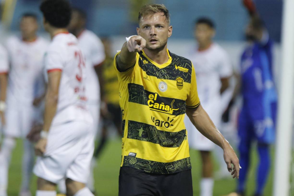 En el complemento, el juez dejó con diez hombres al Real España tras expulsión de Sebastián Hernández, 