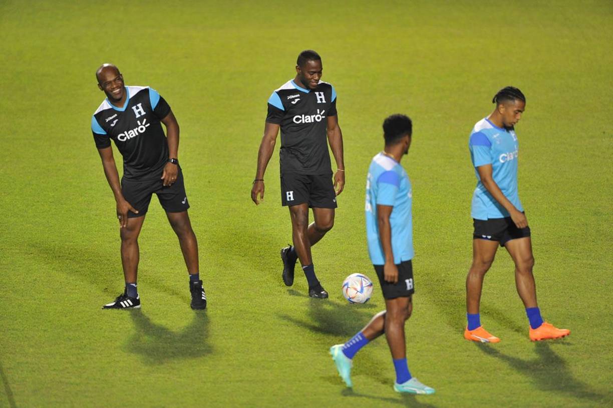 David Suazo y Maynor Figueroa estuvieron muy contentos y demostrando grandes gestos técnicos en el Chelato Uclés. Las leyendas dieron clases a los jóvenes...