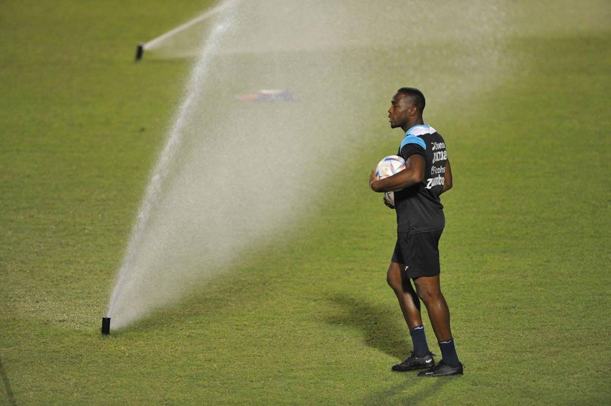 Maynor Figueroa, parte del cuerpo técnico de Rueda, preparando el trabajo de entrenamiento.