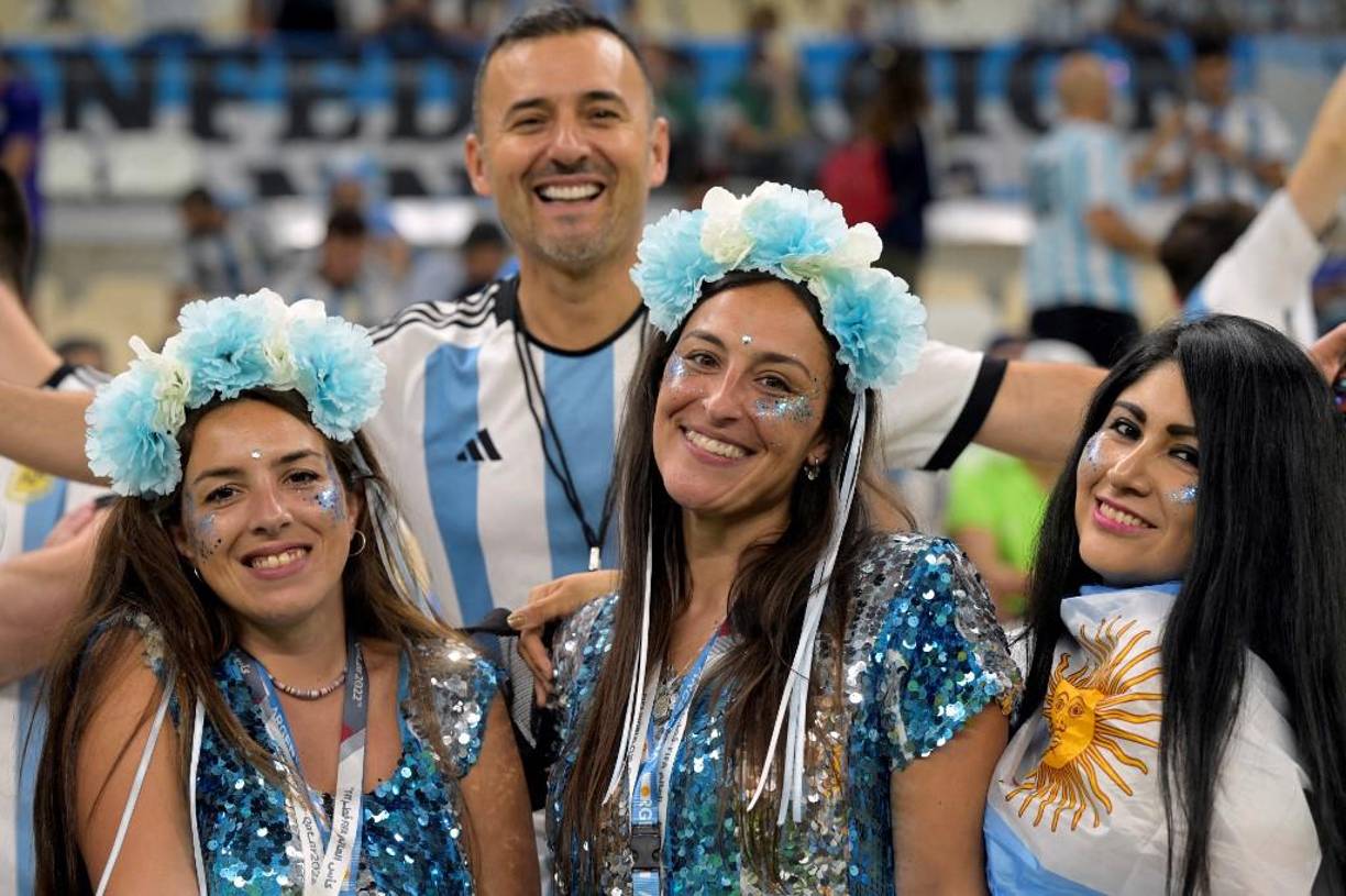 Tres lindas argentinas que cautivaron en Doha. Posaron junto a un argentino.