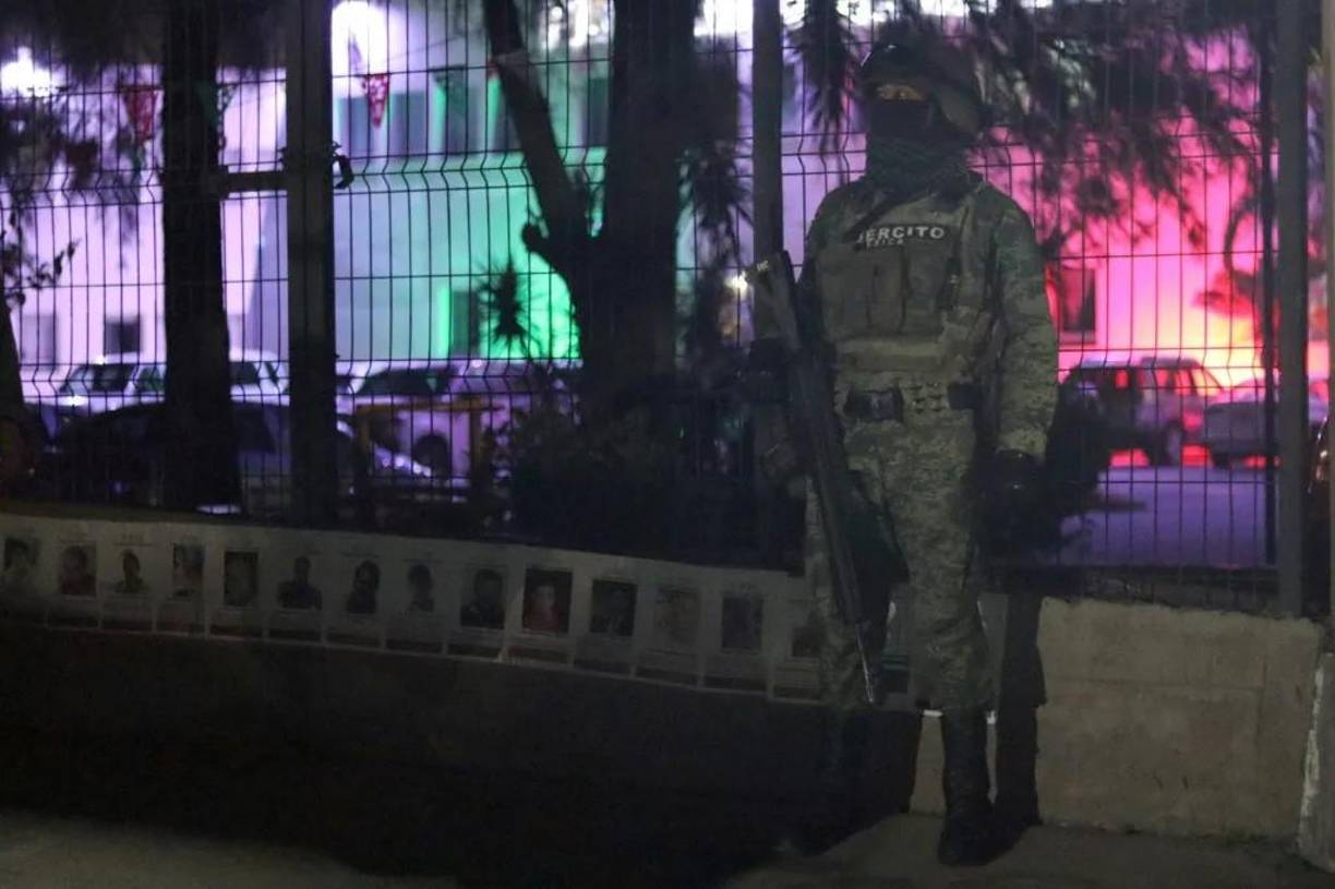 La violencia en Guerrero ha escalado en los últimos años, con enfrentamientos constantes entre bandas criminales que se disputan el control de actividades ilícitas en la región, incluyendo el tráfico de drogas. Esta situación ha sumido a los residentes en una ola de inseguridad que afecta incluso a zonas turísticas como Acapulco, un destino popular tanto para nacionales como para extranjeros.