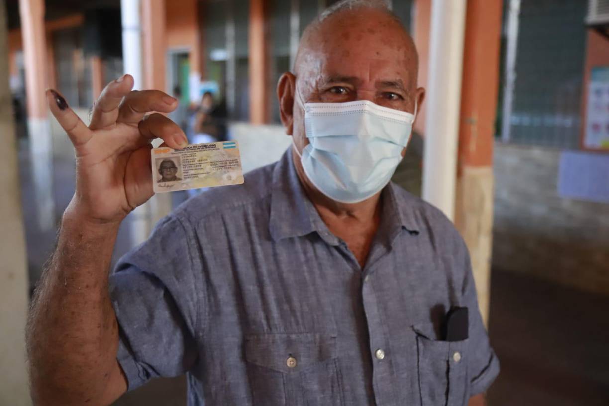 Un ejemplo, este ciudadano muestra su nueva tarjeta de identidad y su dedo.