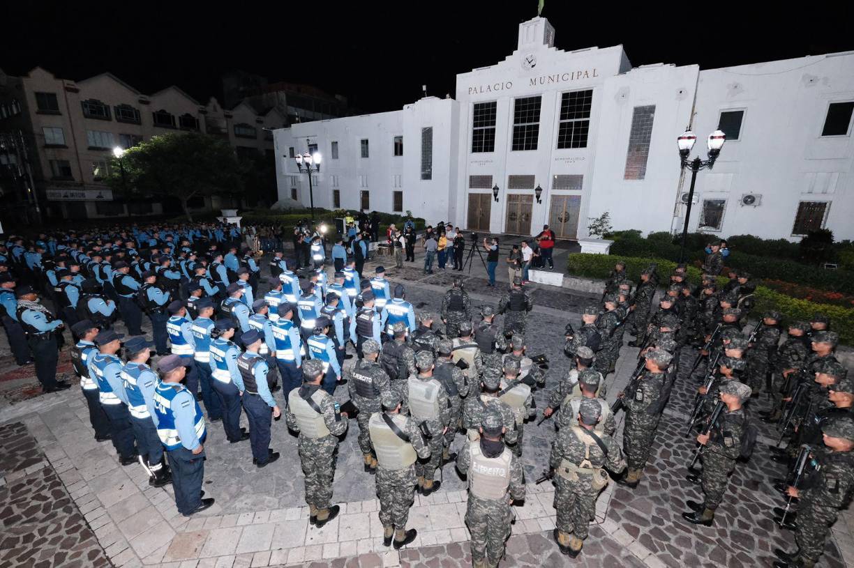 La Policía Nacional dio inicio ayer al toque de queda en la Capital Industrial y la normativa es clara: no hay excepciones, salvo emergencias, personas que van a tomar un vuelo o personal en turno justificado.