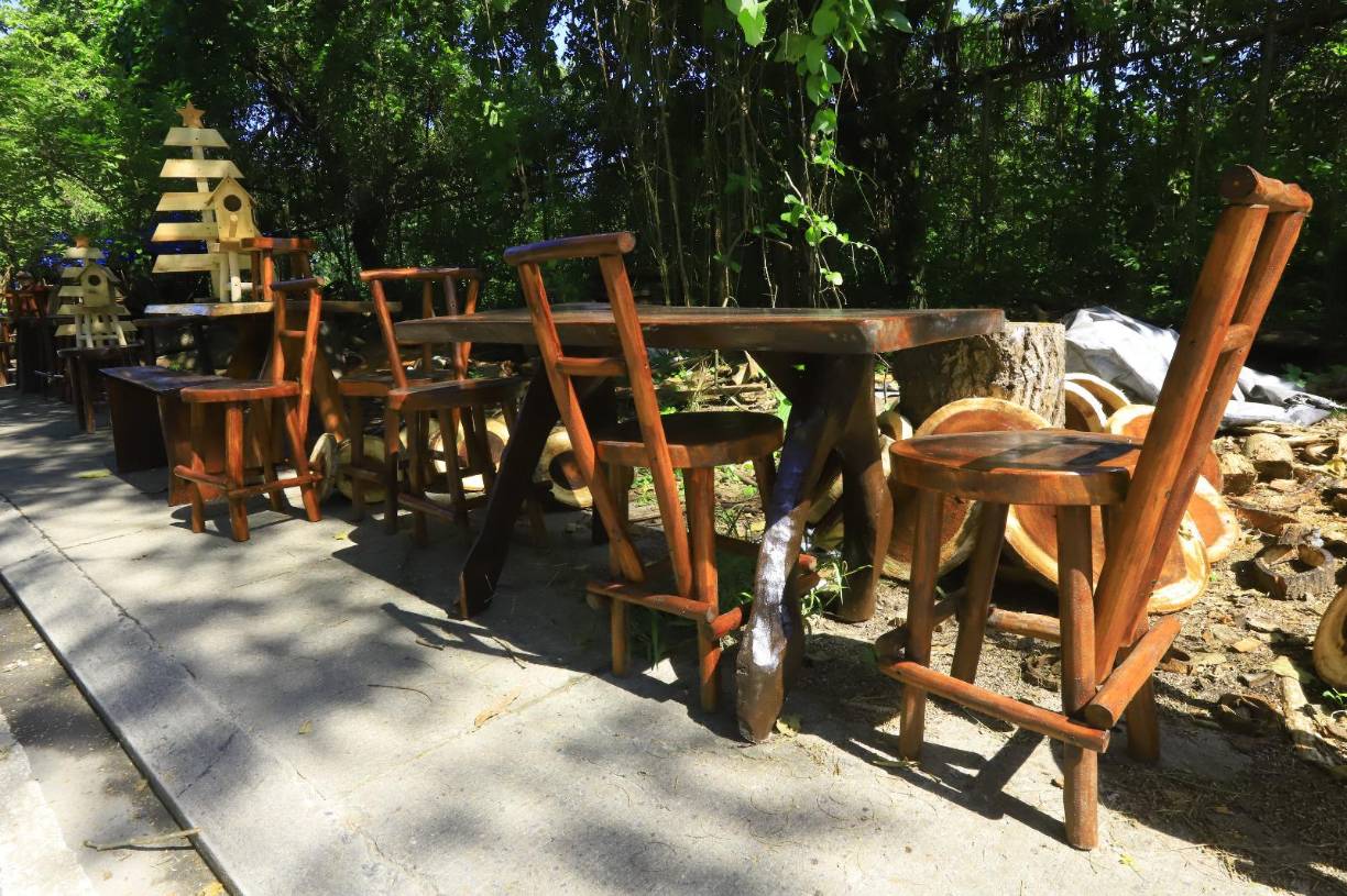 Con ayuda de su taladro, pulidora, sierra, martillo y otras herramientas, pasa hasta ocho horas al día elaborando muebles que vende a orilla de calle y los cuales para esta época de Navidad son muy demandados por sus clientes.