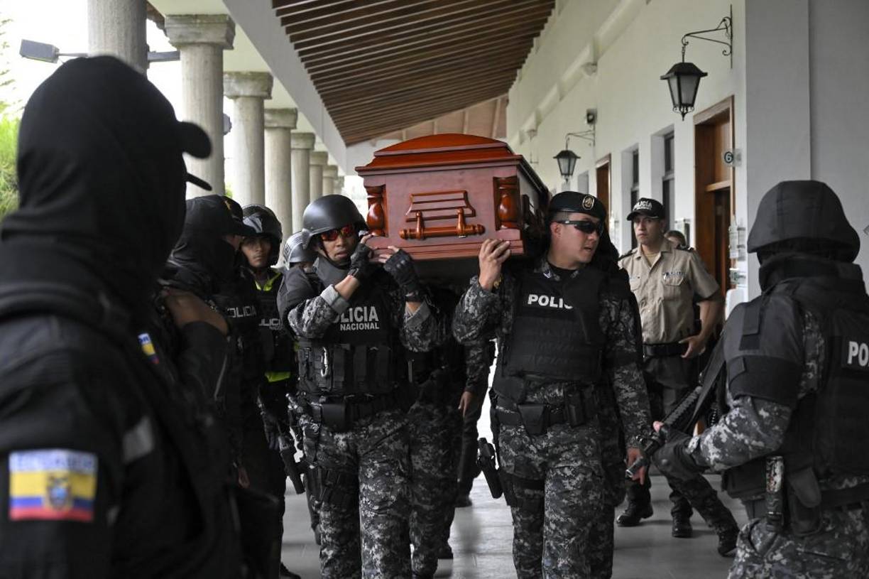 Esta jornada de adiós se ha visto enturbiada por disputas familiares ya que algunos familiares cercanos -su madre, hermanos, tíos y sobrinos- han denunciado tanto en la funeraria como en el cementerio que la esposa del fallecido, Verónica Sarauz, con la que no convivía desde hace seis años, no le ha dejado acceder a despedirse.