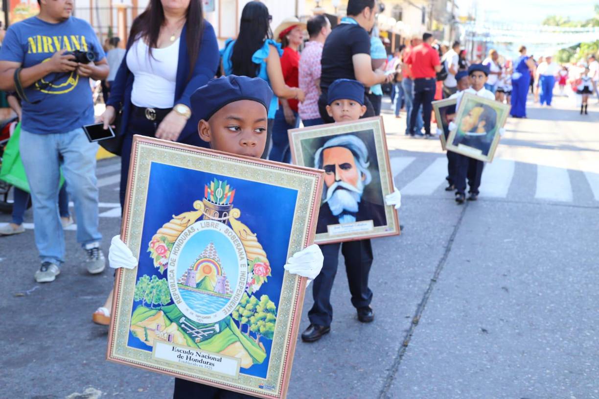 Los estudiantes de escuelas primarias, secundarias y universidades juegan un papel destacado en estos desfiles. Muchas instituciones educativas participan con sus propias delegaciones, luciendo uniformes y realizando exhibiciones coreografiadas.