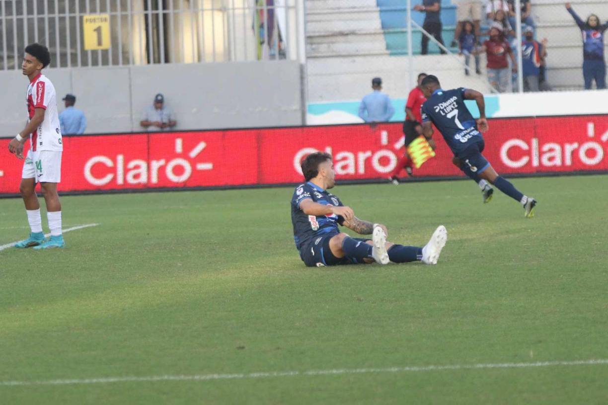En el minuto 41’, Agustín Auzmendi remató solo frente al marco y César Samudio tapó, pero en el contrarremate apareció oportuno Iván el “Chino” López. 