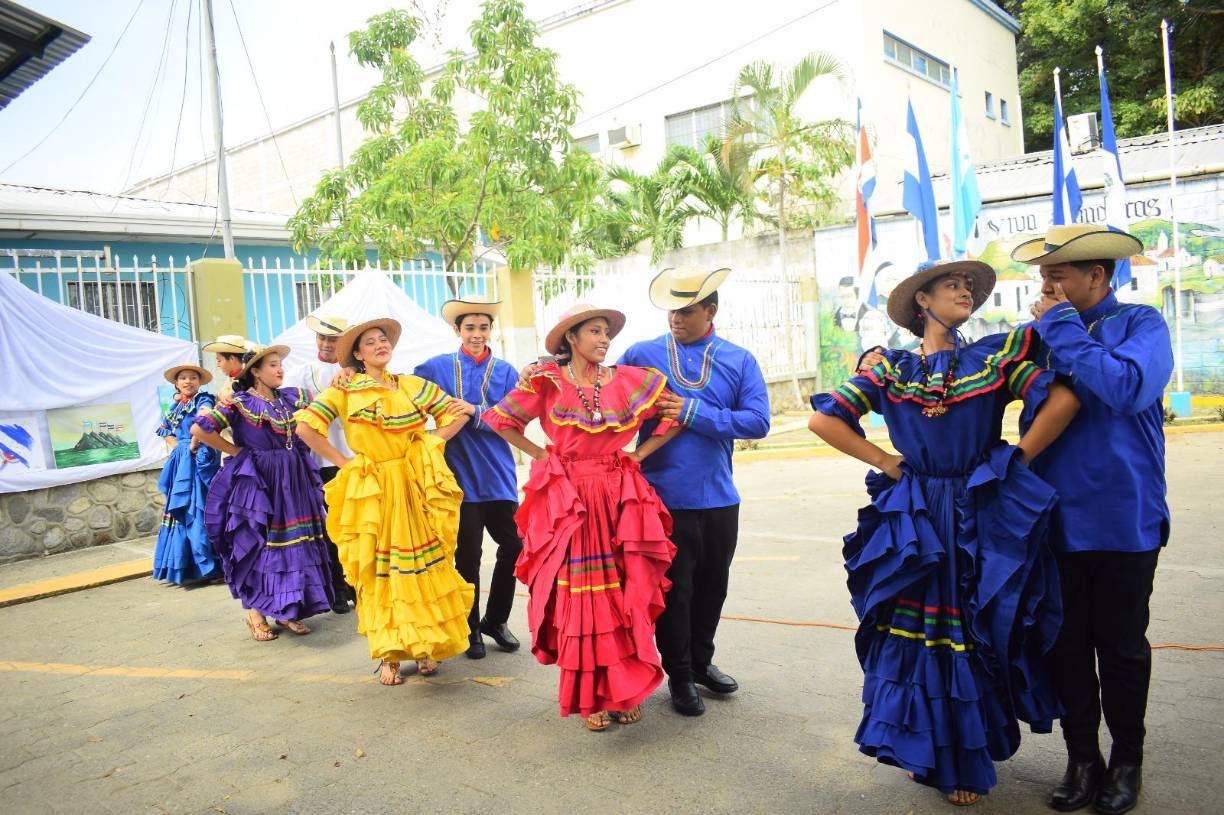 En el marco de las fiestas patrias, solo en la ciudad de San Pedro Sula se espera que más de 300 centros educativos de los niveles de prebásica, básica y media hagan sus respectivos desfiles en el centro de la ciudad, recorriendo desde la siete calle, tercera avenida, pasando por el parque central y subiendo por la primera calle hasta el estadio Morazán.