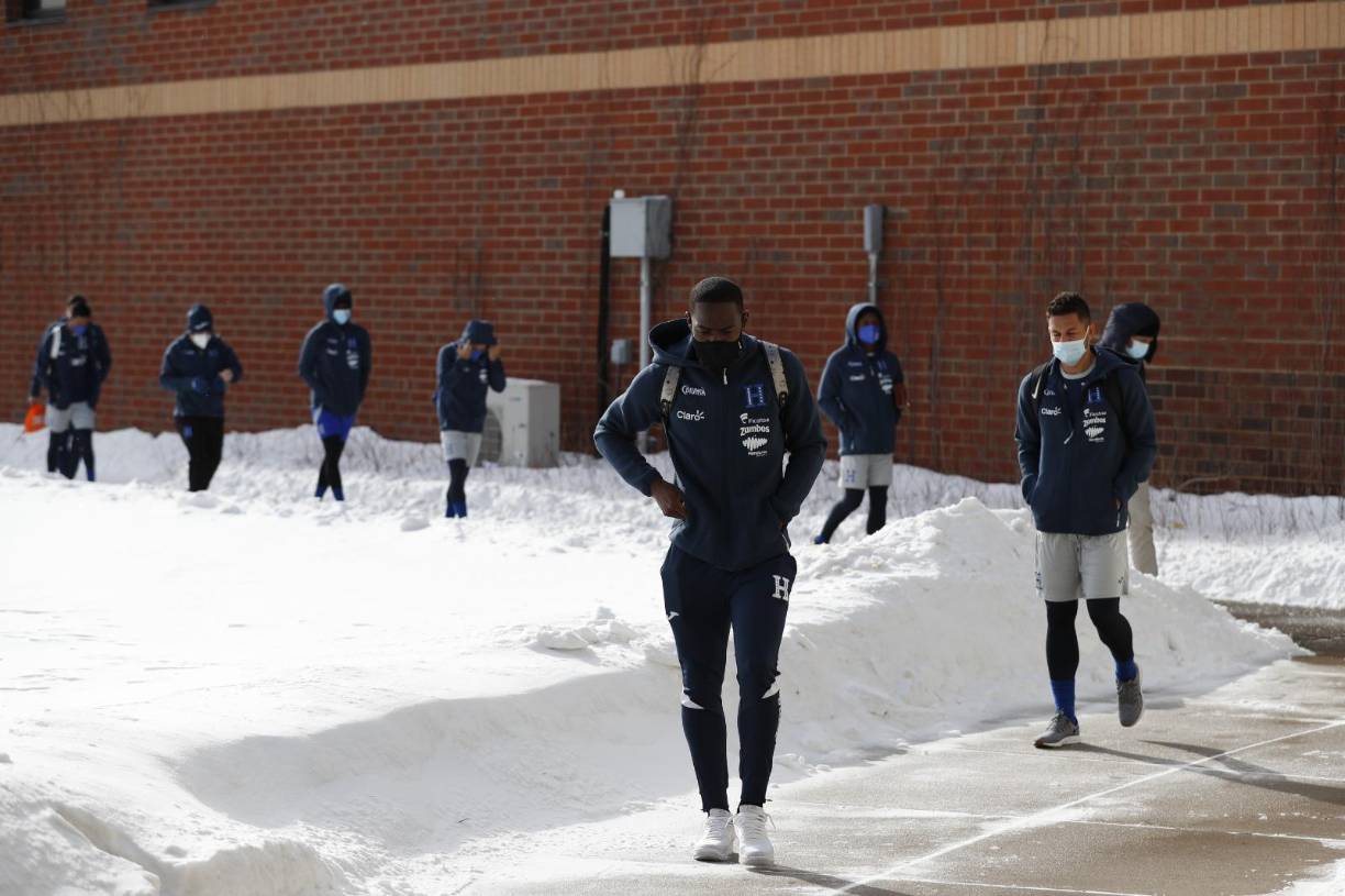Los jugadores de la Selección de Honduras caminaron sobre la nieve para llegar al lugar del entrenamiento.